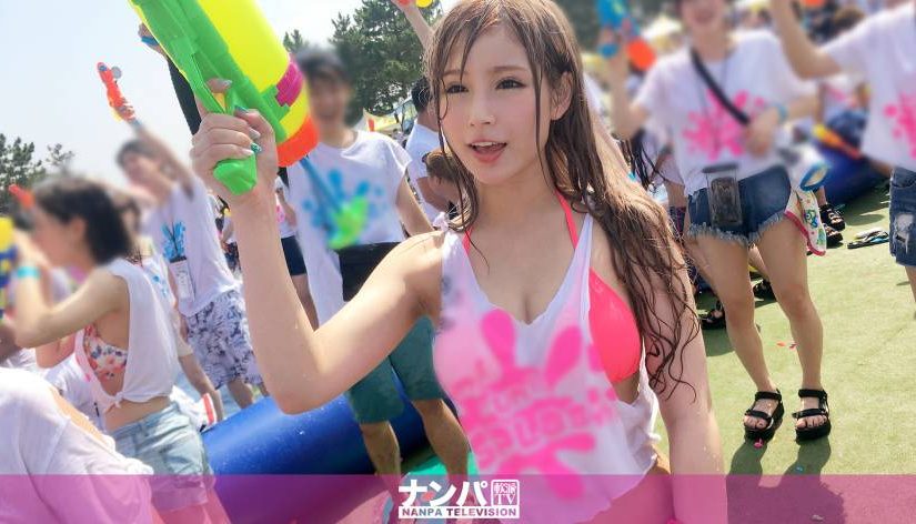 ファ●ファ●スプラッシュナンパ！ セックス大好きなちょいギャルお姉さんをGET！セフレ立候補からのお試しセックス開始！凄テクフェラで男優にご奉仕→デカチン挿入されて絶叫！素人娘のイキまくりセックスは必見！！