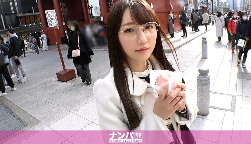 マジ軟派、初撮。 1923 ひかえめメガネ美少女をホテルに連れ込む背徳感！押しに弱すぎてされるがままに胸やお尻を揉まれ… 電マで潮吹きまくるスケベ体質！狭いマ●コはバイブを奥まで咥え込む！プリプリ美尻に腰を打ち付けられて目がトロン…♪『初めてのことだらけで///』18歳の少女のムッツリ心が開花！